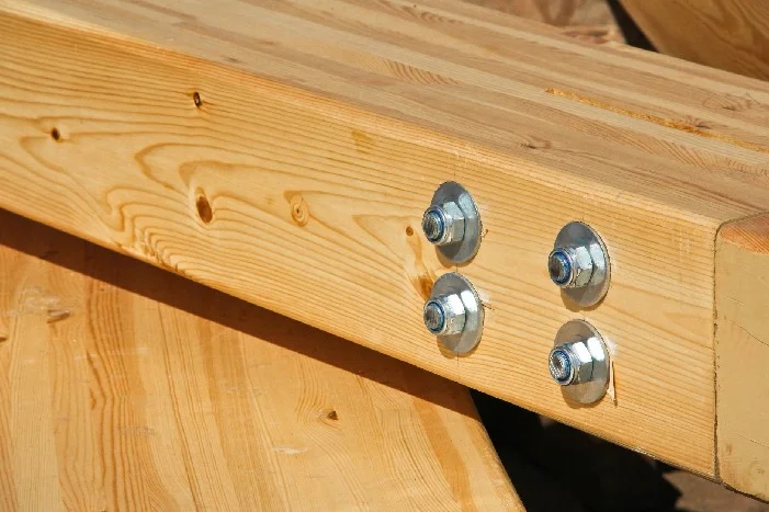 Holzbalken mit Schrauben